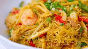 Đổi vị với món bún gạo xào Singapore đầy đủ dinh dưỡng, cực lạ miệng