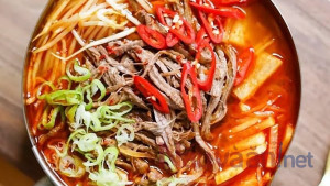 Hướng dẫn nấu canh bò cay chuẩn vị Hàn Quốc cho chiều mưa nhâm nhi.