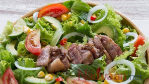 Salad rau củ trộn thịt bò đầy đủ chất dinh dưỡng đổi vị cho gia đình bạn.