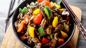 Vào bếp với món bò sốt tiêu đen ăn cùng bánh bao chiên vô cùng hấp dẫn.