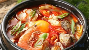 Canh đậu phụ hầm hải sản vừa hấp dẫn vừa dễ làm cho ngày bận rộn.