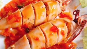 Cuối tuần vào bếp làm món mực nhồi thịt sốt sa tế cay cay hấp dẫn.