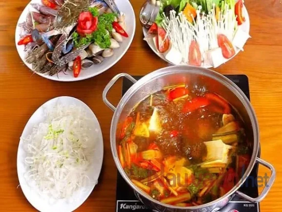 LÀM NƯỚC LẨU HẢI SẢN BẰNG HOA QUẢ TƯƠI THANH MÁT VÀ HỢP XU HƯỚNG